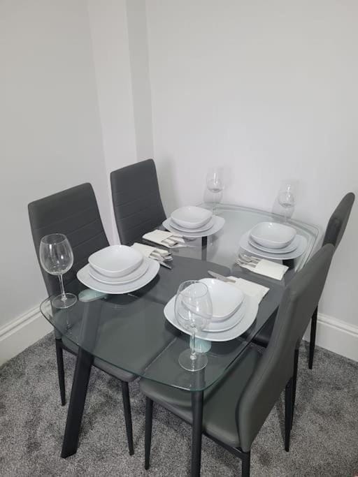 Large 5 Bedrooms in Sheffield, Near City Centre & Parks Apartment in Sheffield