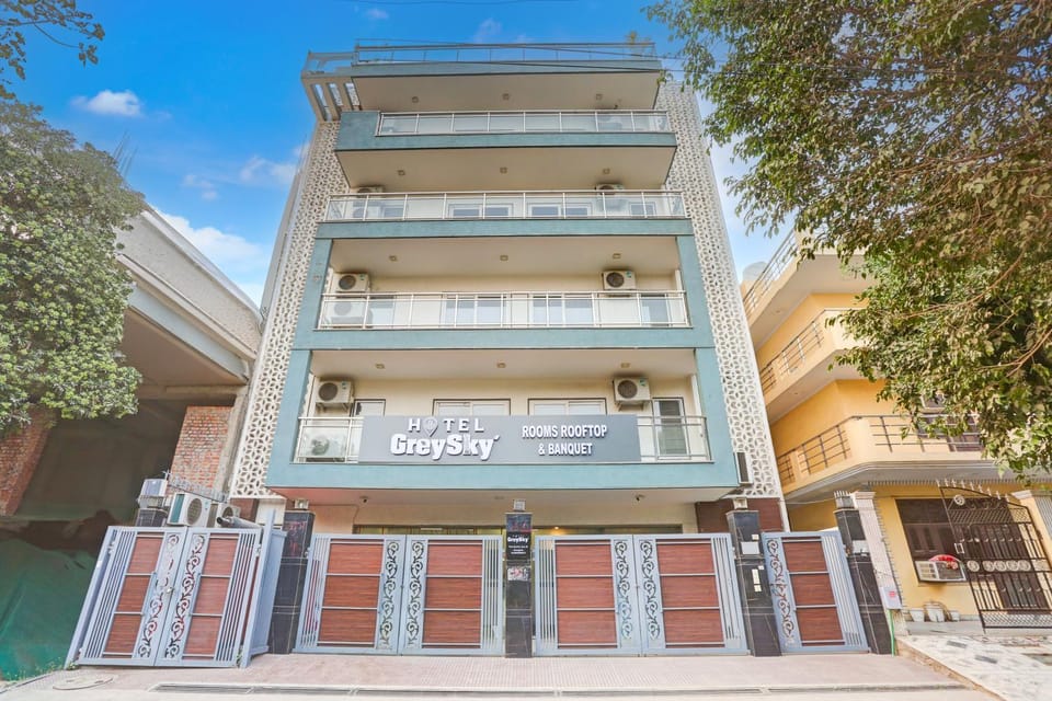 Property building, Day, View (from property/room), Balcony/Terrace