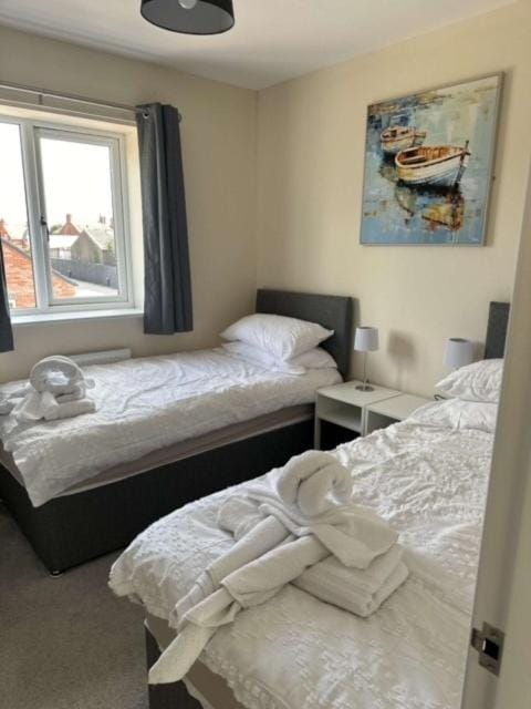 Newark area - modern 3 bedroom semi with free off road parking for 2 vehicles House in Newark-on-Trent