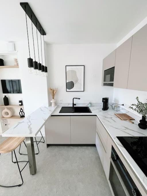 Kitchen or kitchenette, Dining area, oven, stove