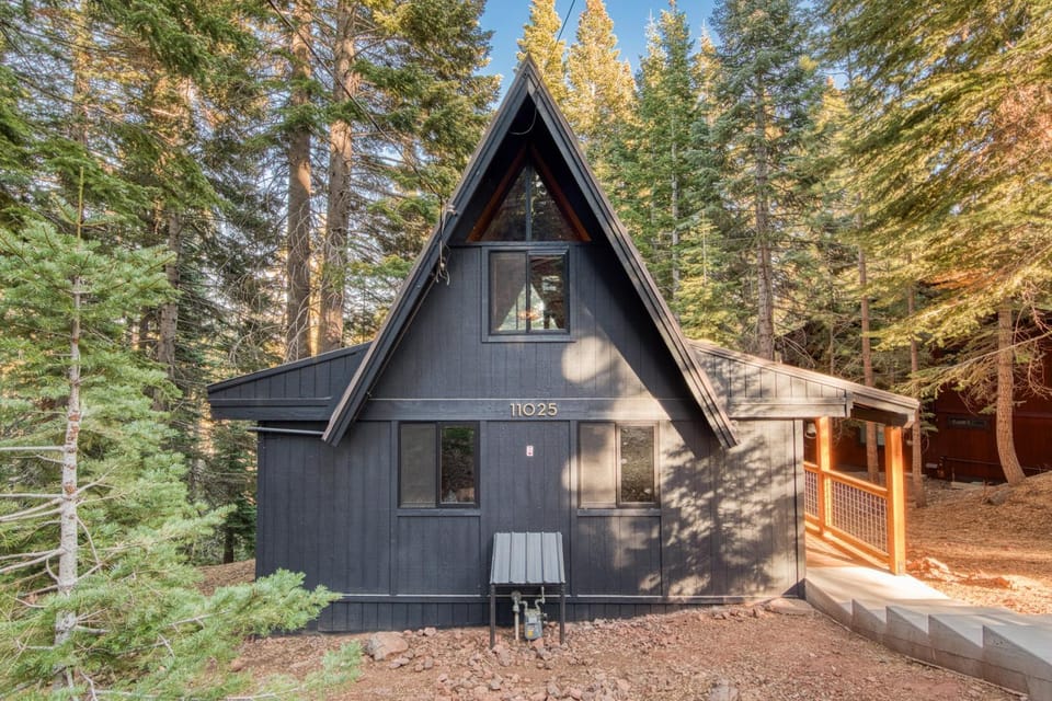 A-Frame of Mind in Tahoe Donner - Pet-Friendly 2 BR 1 BA with Pool Table House in Truckee