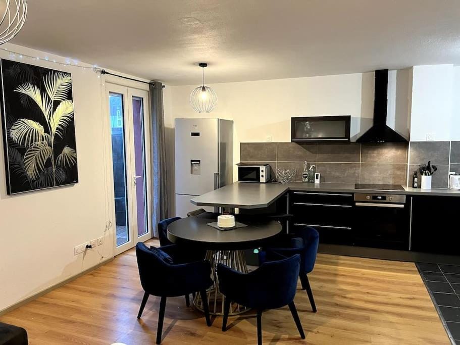 Kitchen or kitchenette, Dining area, stove