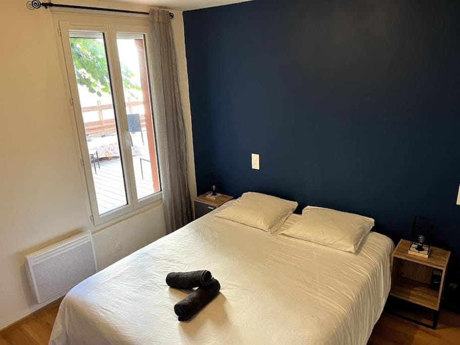 Bed, Photo of the whole room, Bedroom, towels