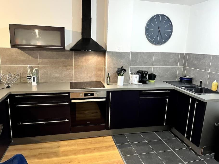 Coffee/tea facilities, Kitchen or kitchenette, stove, toaster