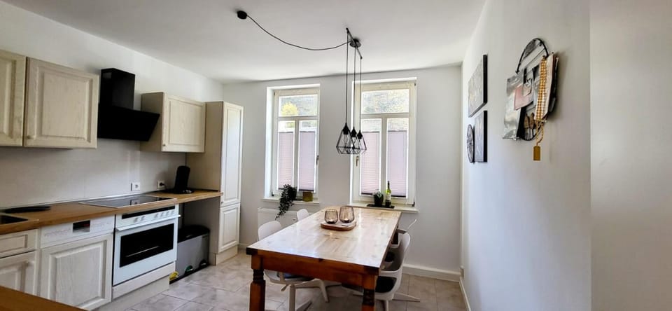 Coffee/tea facilities, Kitchen or kitchenette, Dining area, dishwasher, oven, stove, toaster