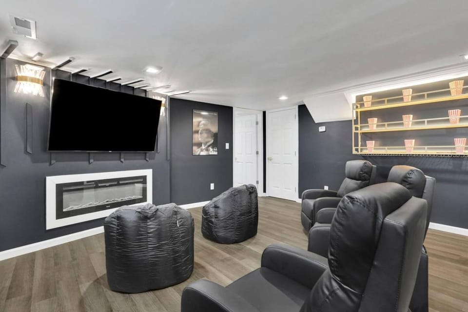 Luxury 7BR Buckhead Oasis wPool,GameRoom&Firepit House in Buckhead