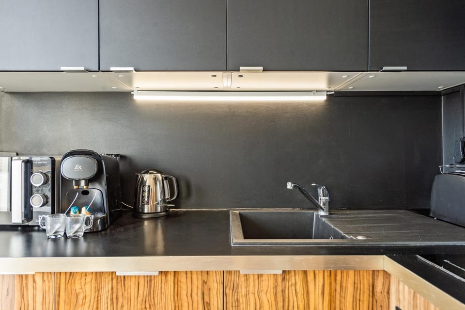 Coffee/tea facilities, Kitchen or kitchenette, stove, toaster
