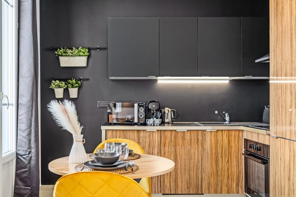 Coffee/tea facilities, Kitchen or kitchenette, stove, toaster
