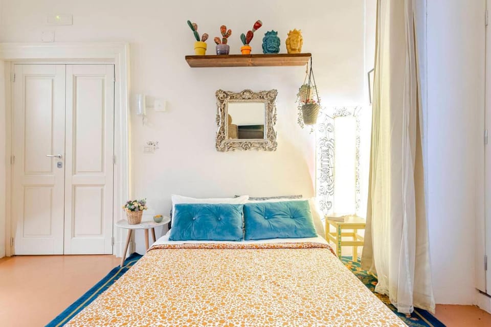 Bed, Photo of the whole room, Decorative detail, Decorative detail, Bedroom