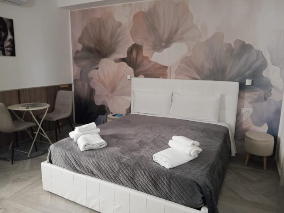 Bed, Bedroom, towels