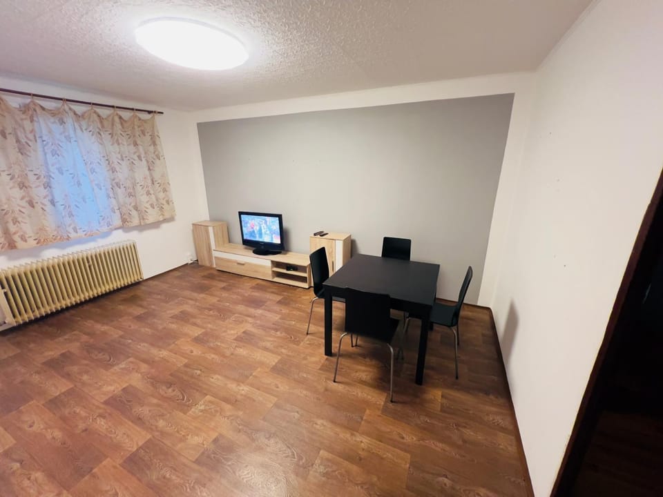 TV and multimedia, Living room, Seating area, Dining area