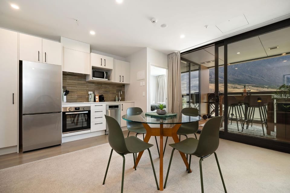 Kitchen or kitchenette, Dining area, dishwasher, oven, stove