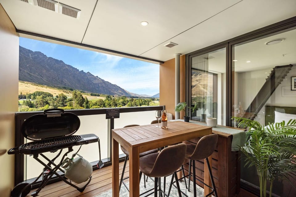 Natural landscape, View (from property/room), Balcony/Terrace, Dining area, Mountain view