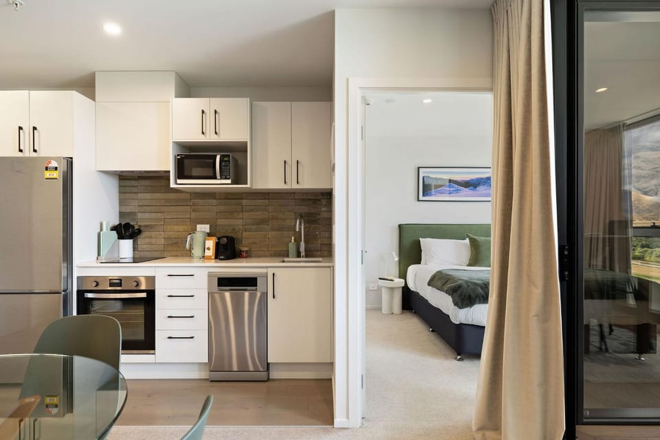 Kitchen or kitchenette, Dining area, oven, stove, toaster