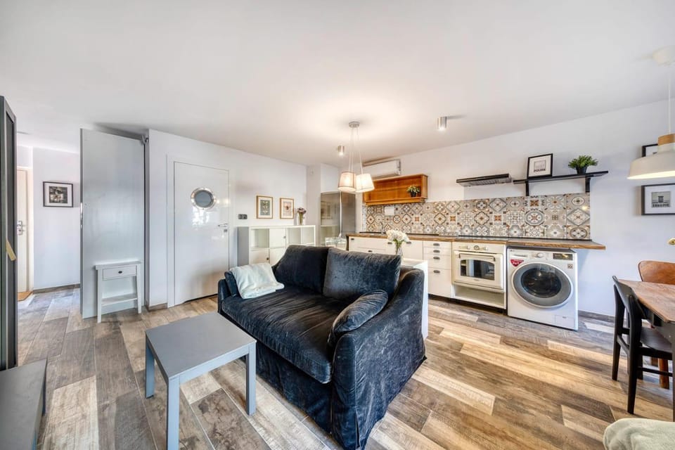 Kitchen or kitchenette, Living room, Seating area, dishwasher, oven, pet friendly, stove, washing machine