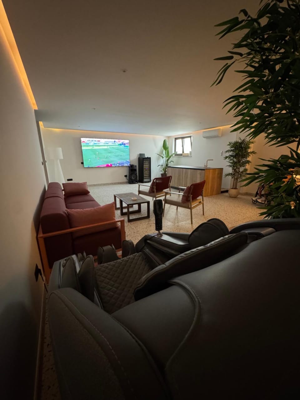 Communal lounge/ TV room, Massage, TV and multimedia, Living room, Spa and wellness centre/facilities, Seating area, Evening entertainment