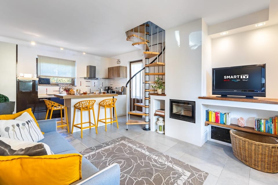 Communal lounge/ TV room, TV and multimedia, Kitchen or kitchenette, Living room, Seating area, Dining area, Evening entertainment