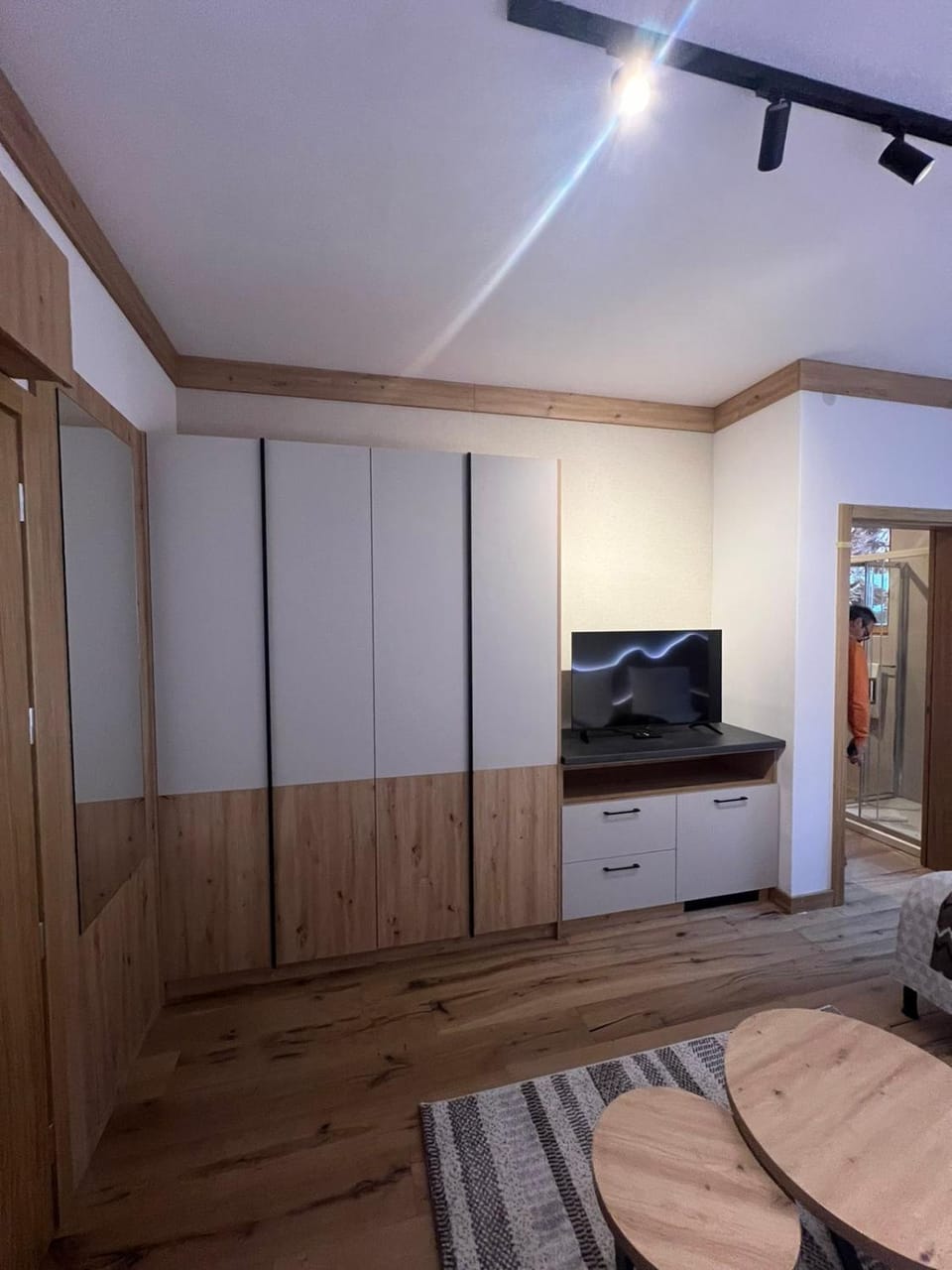 Bed, TV and multimedia, wardrobe