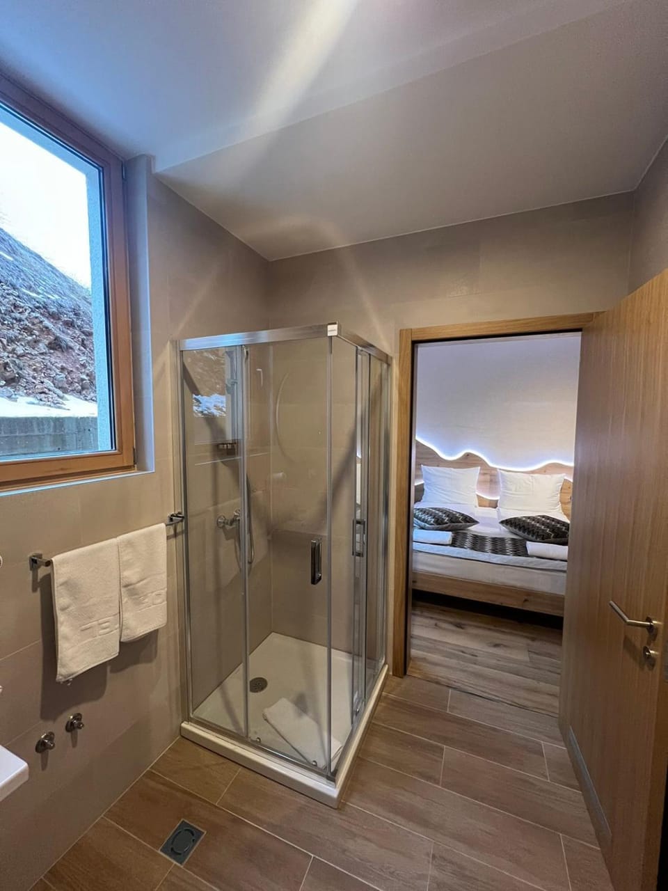 Shower, Toilet, Bathroom, towels