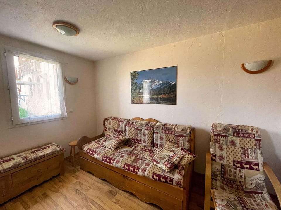Bed, Living room, fireplace