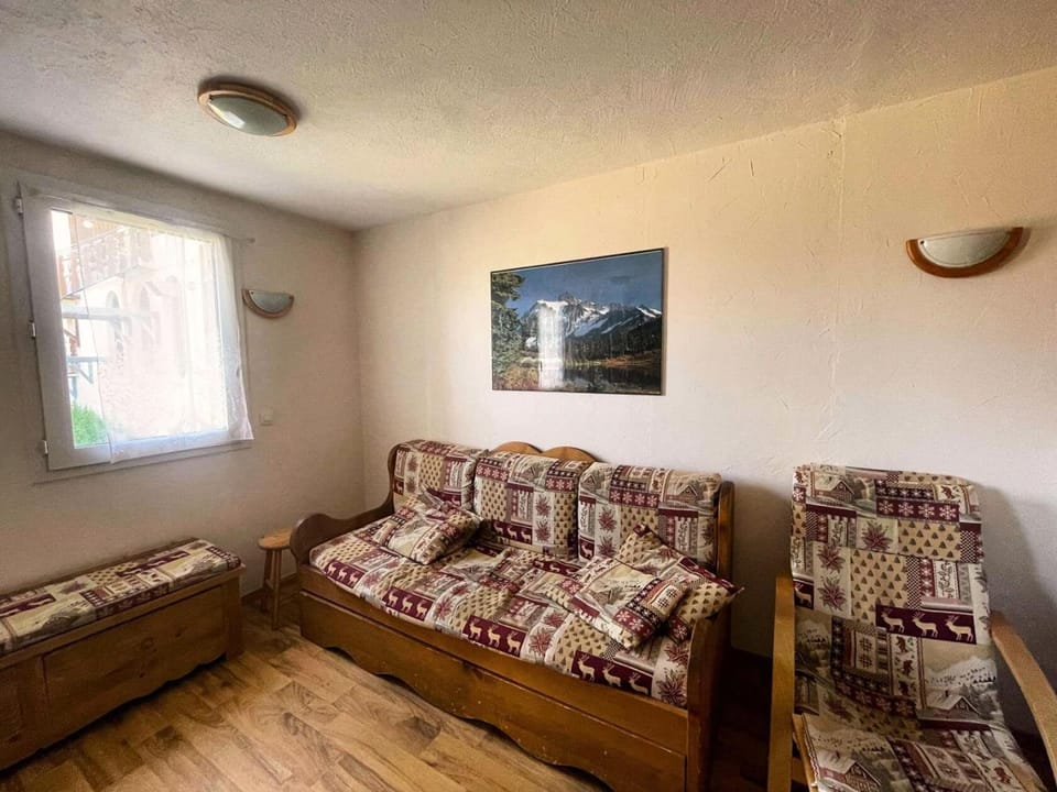 Bed, Living room, fireplace