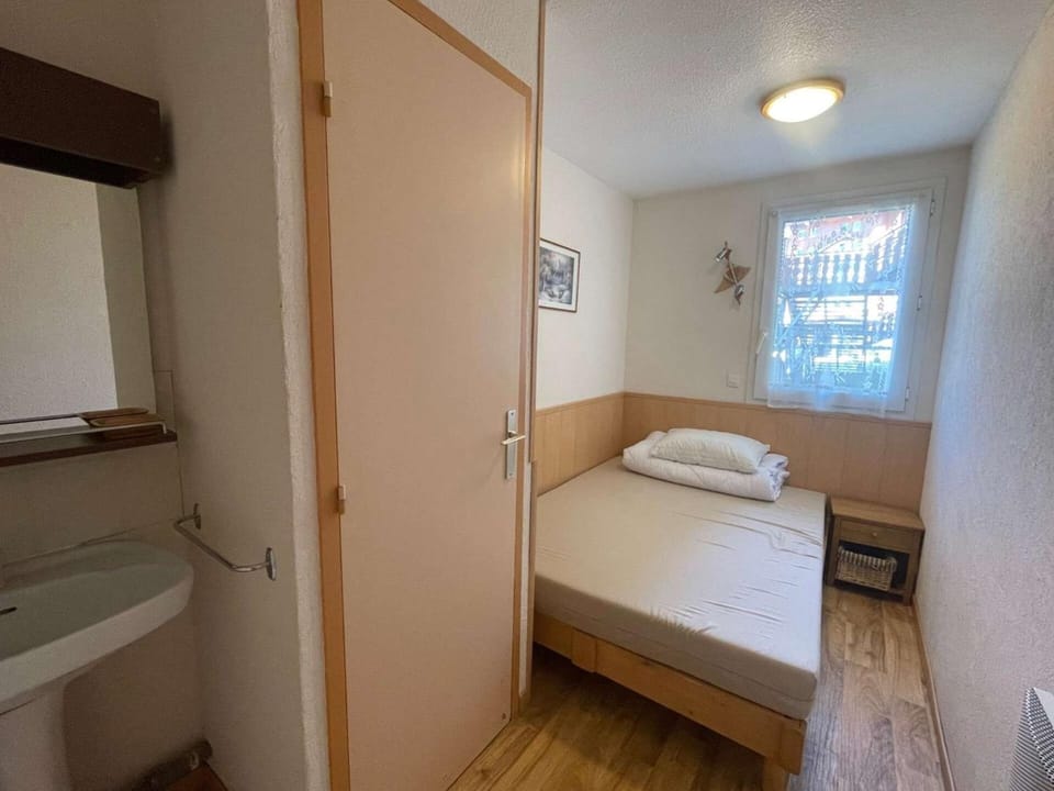 Shower, Bed, Bathroom, furniture