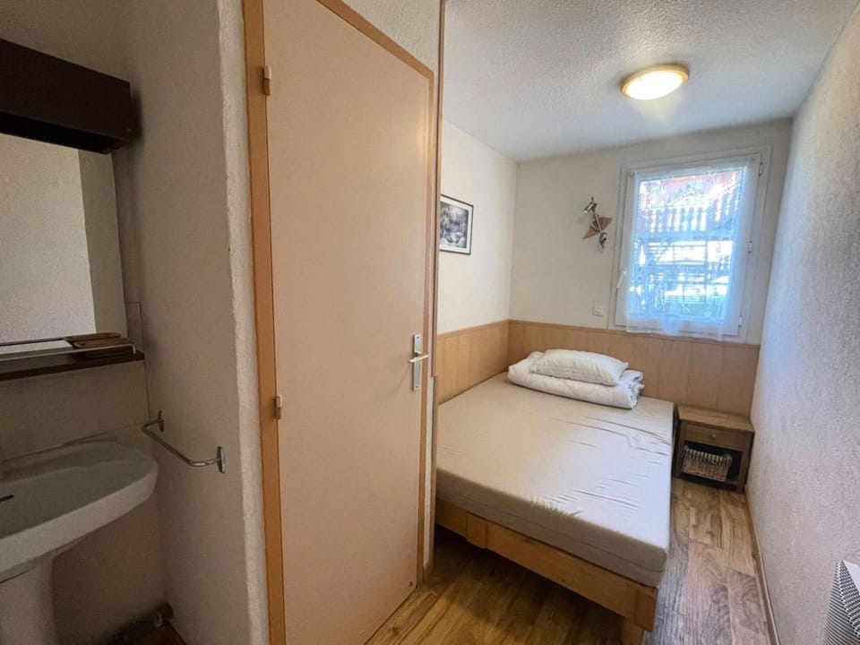 Shower, Bed, Bathroom, furniture