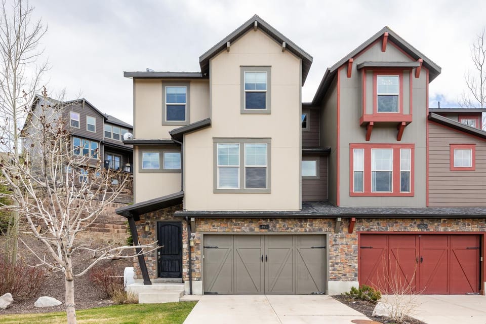 Luxurious Stay, 8min Drive to Deer Valley, Private Hot Tub, Parking for 3 Cars, Sleeps 18! Resort in Wasatch County