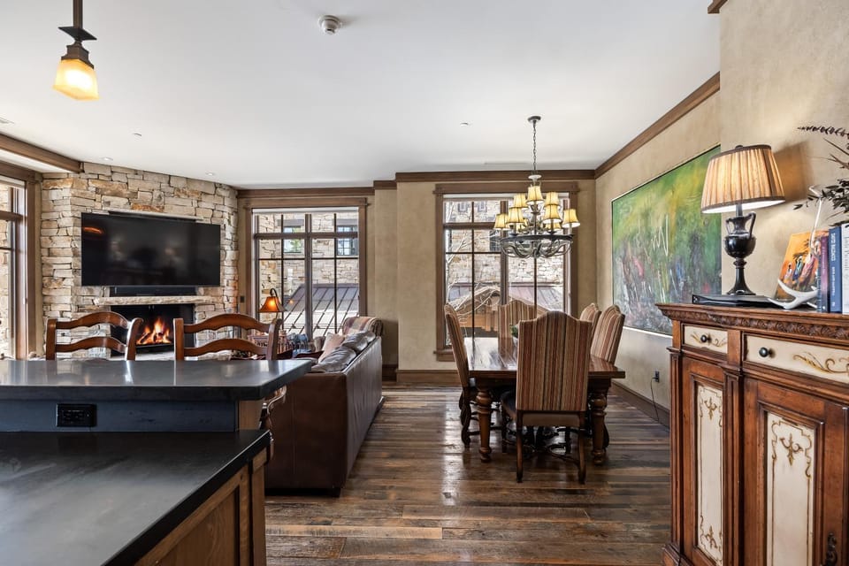 Luxury Residence, Ski-in Ski-out, Cozy Interiors, Private Patio, Shared Pool, Close Fine Dining Apartment in Park City