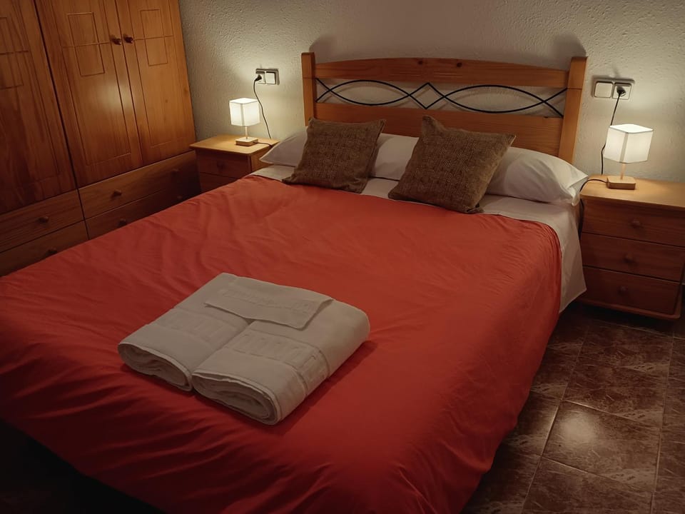 Bed, Bedroom, towels