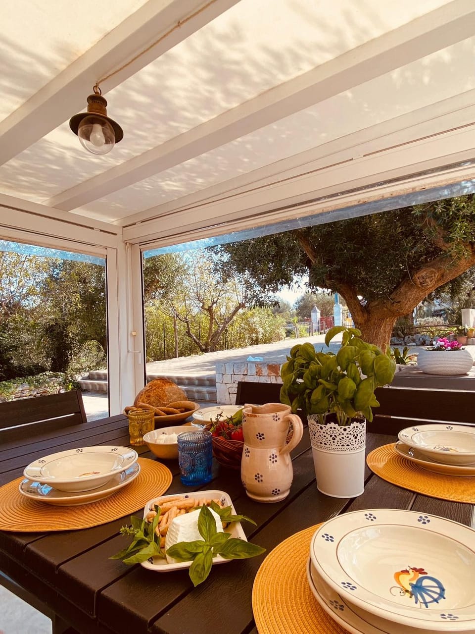 Patio, Day, Garden, Food and drinks, Dining area, Food, Garden view