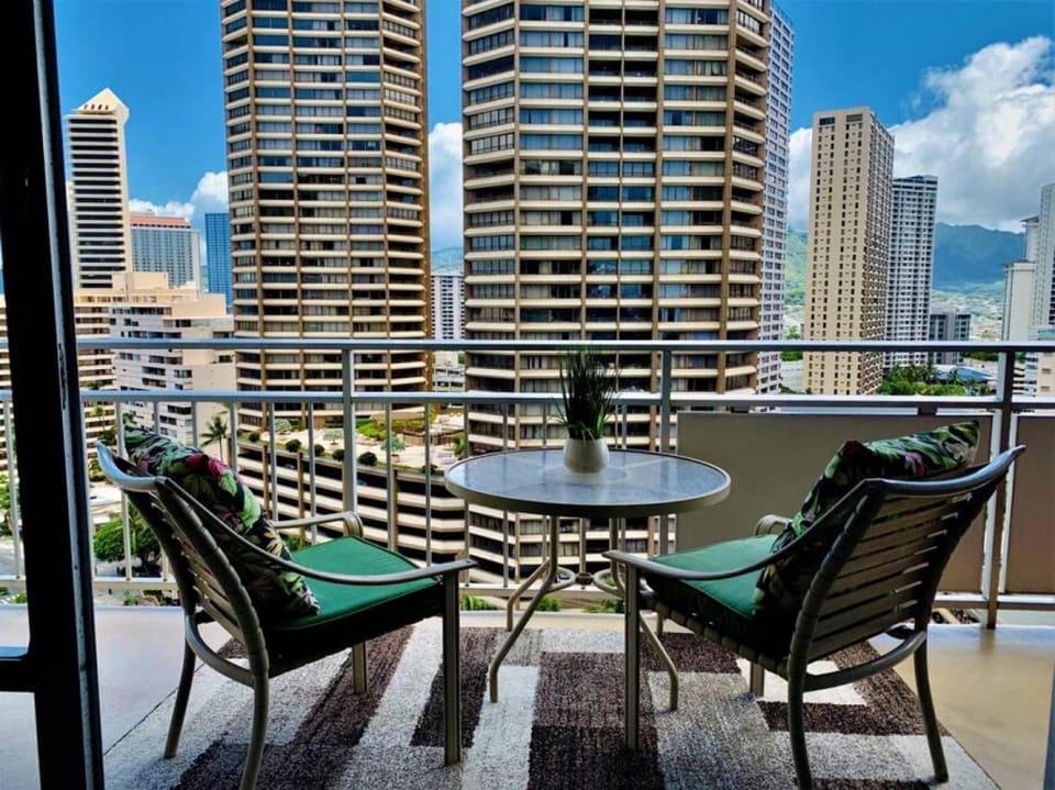 1519 Ilikai Collection 9 Beachfront Resort recently upgraded Apartment in Honolulu