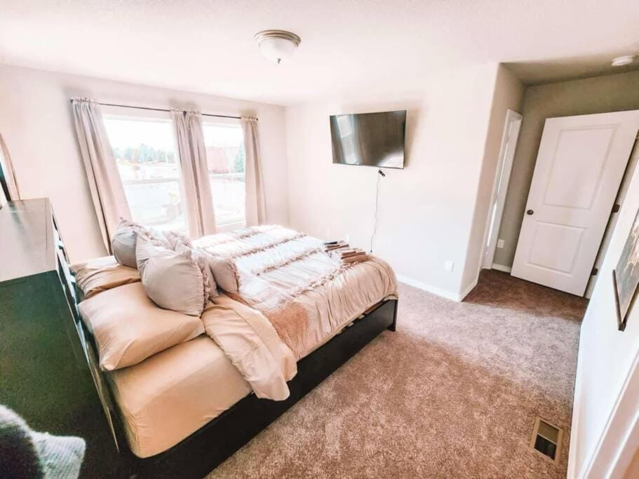 3 Min to Airport Gates Pet Friendly Townhouse House in Colorado Springs