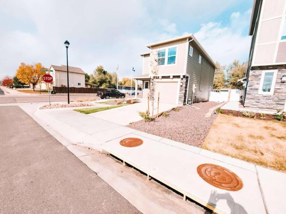 3 Min to Airport Gates Pet Friendly Townhouse House in Colorado Springs