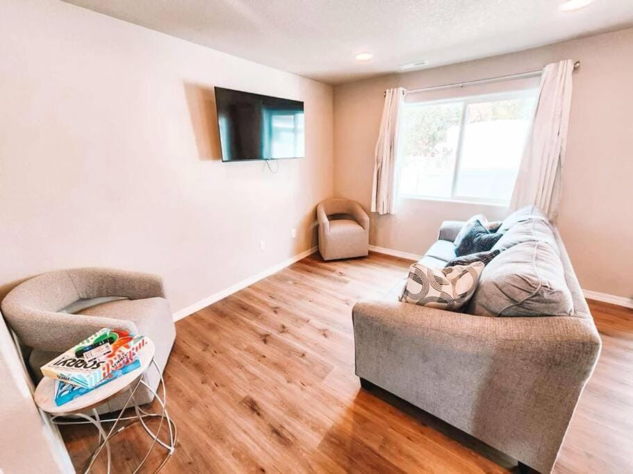 3 Min to Airport Gates Pet Friendly Townhouse House in Colorado Springs