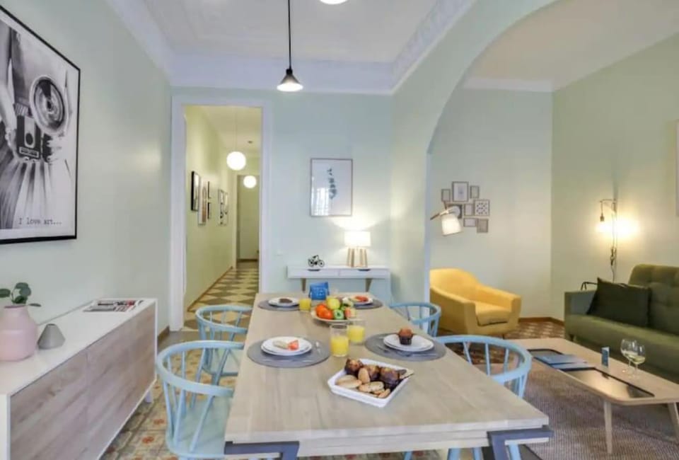 Living room, Food and drinks, Seating area, Dining area, Food