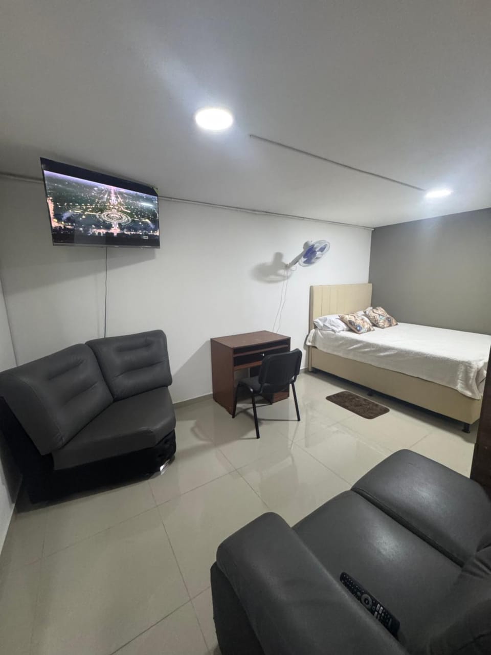 Amplio apartamento en la 70 Estadio Laureles para grupos familiares o amigos Apartment in Medellin