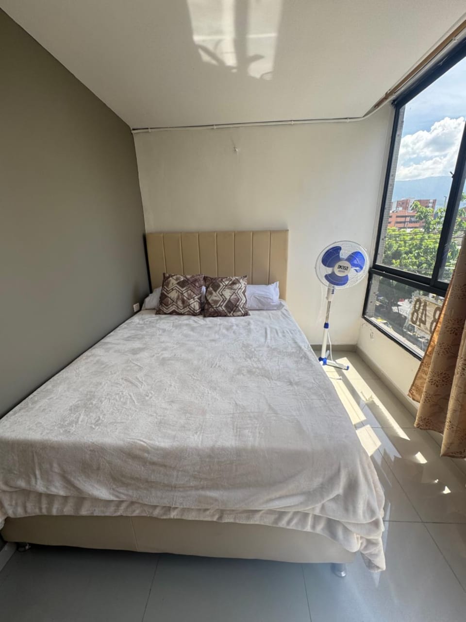 Amplio apartamento en la 70 Estadio Laureles para grupos familiares o amigos Apartment in Medellin