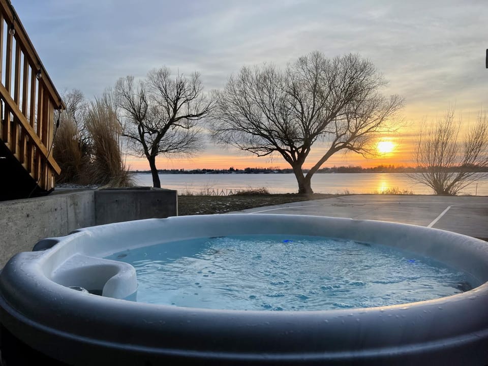 Hot Tub, Lake view, Sunrise, Sunset