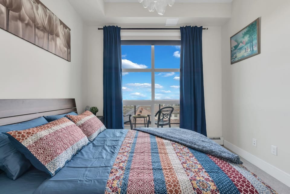 Elegant Downtown Condo with Balcony & Parking Apartment in Calgary