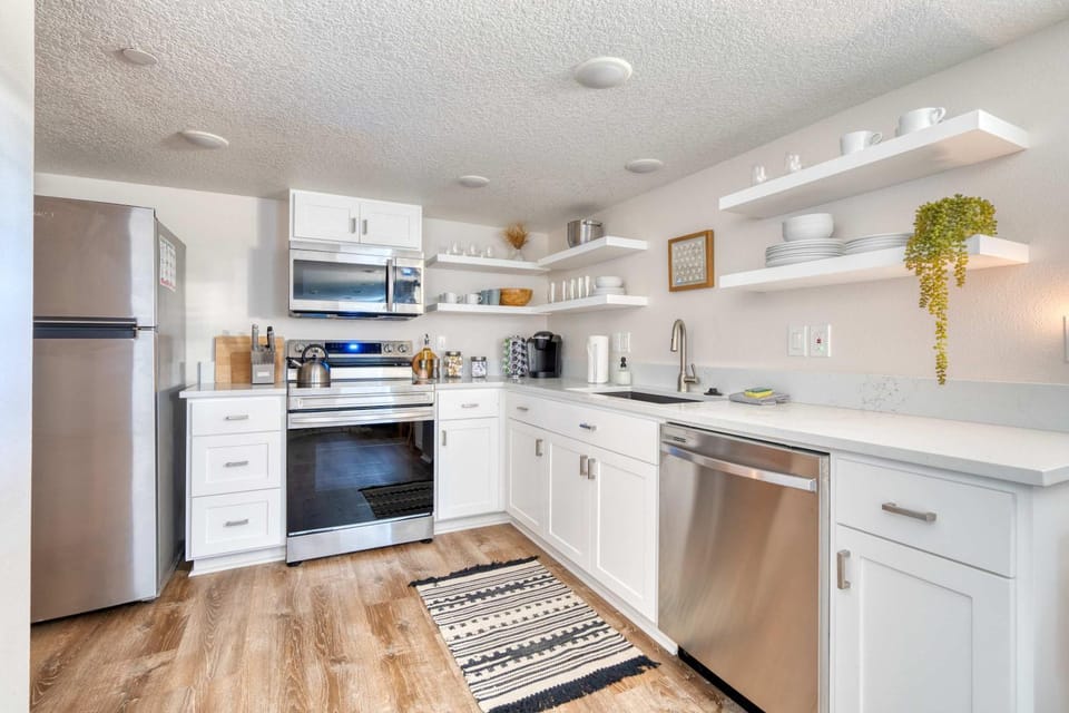 Stay Portland - Vibrant Portland Getaway, Chic Flat House in Portland