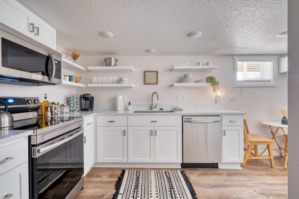Stay Portland - Vibrant Portland Getaway, Chic Flat House in Portland