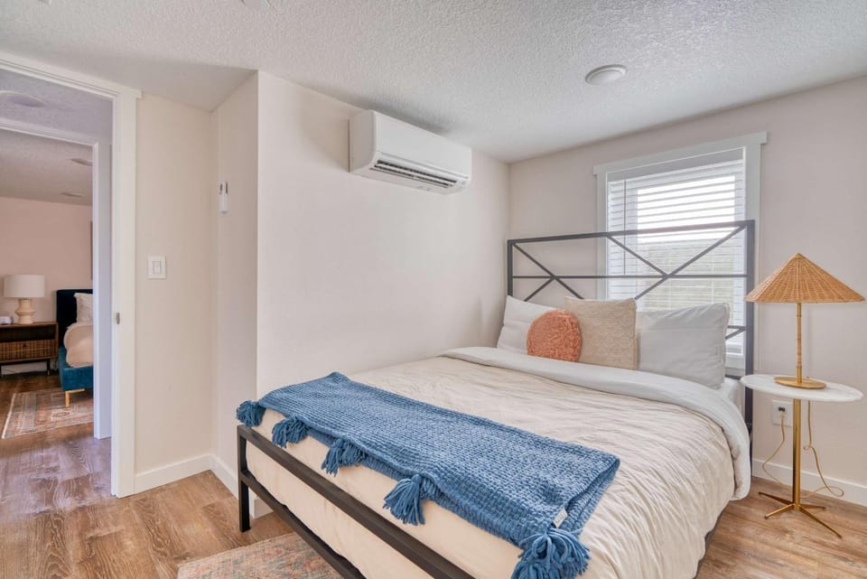 Stay Portland - Vibrant Portland Getaway, Chic Flat House in Portland