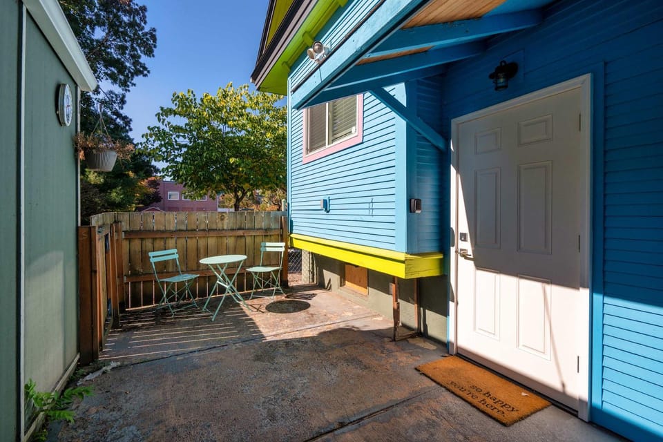 Stay Portland - Vibrant Portland Getaway, Chic Flat House in Portland