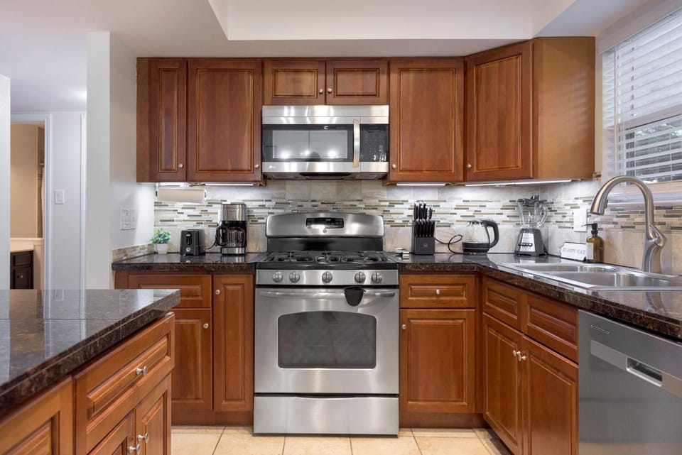 Coffee/tea facilities, Kitchen or kitchenette, dishwasher, oven, stove, toaster