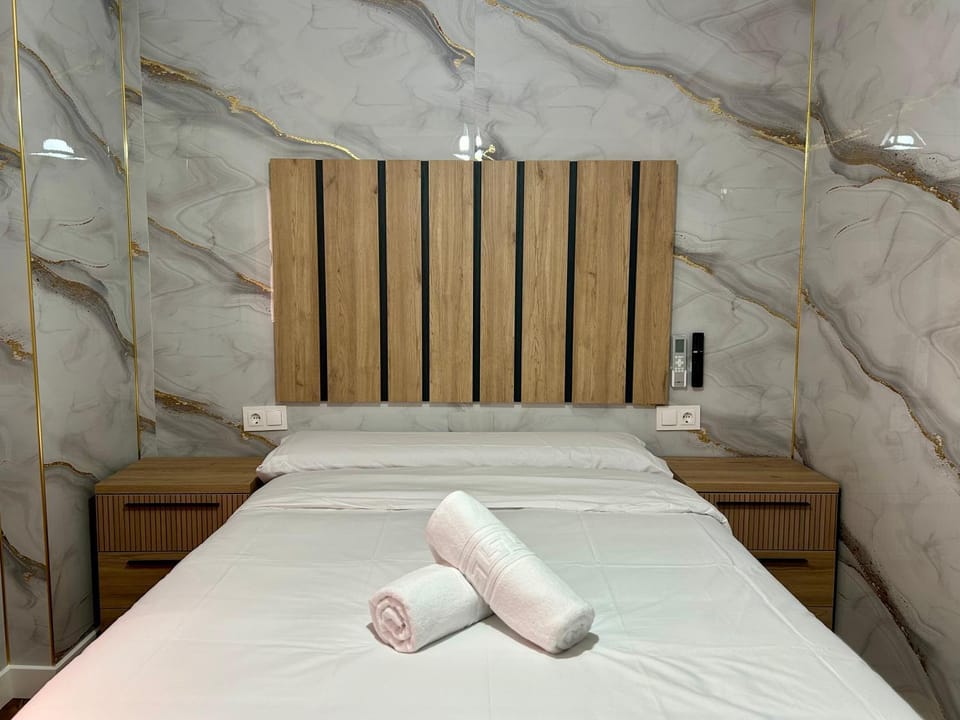 Bed, Photo of the whole room, Bedroom, towels