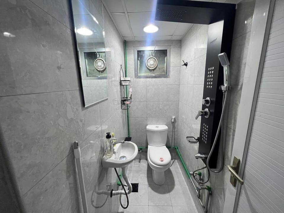 Shower, Toilet