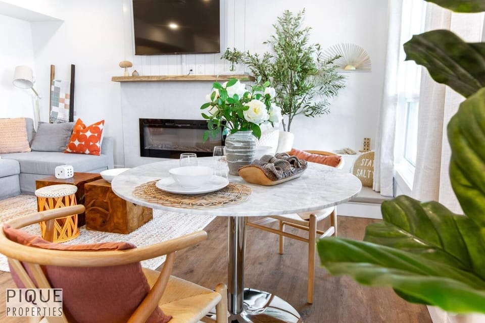 Brand New Pond Paradise - Firetable - King Bed - AC - BBQ Apartment in Edmonton
