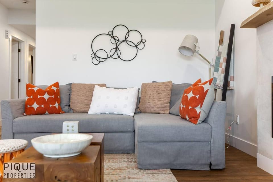 Brand New Pond Paradise - Firetable - King Bed - AC - BBQ Apartment in Edmonton