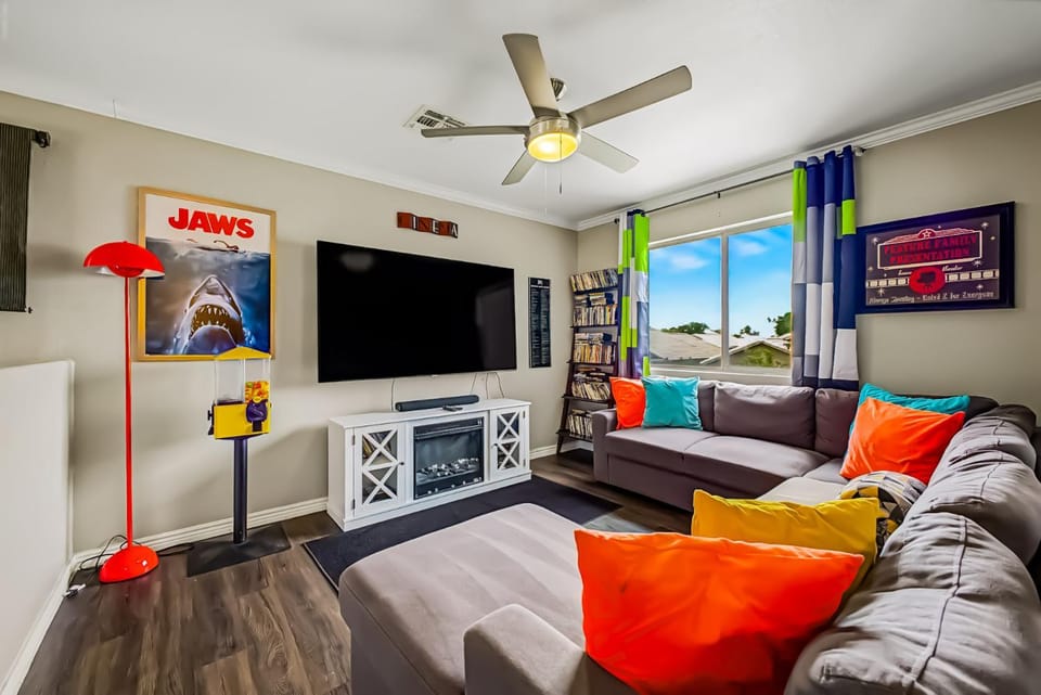 Family Fun House Close to Everything Villa in Glendale